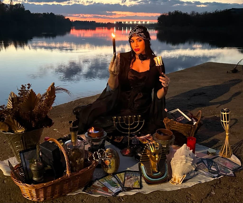 Cassiana la apus, ritual pe malul apei